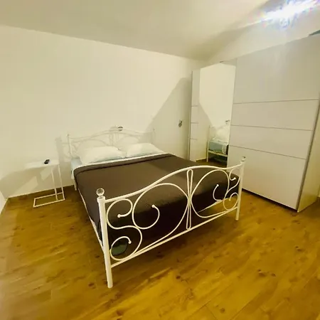 Eden Apartment *