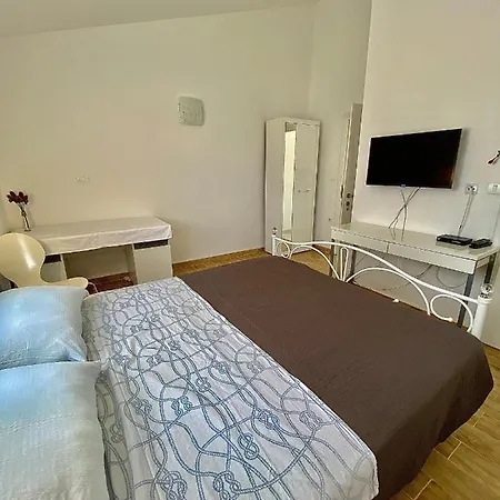 Eden Apartment *